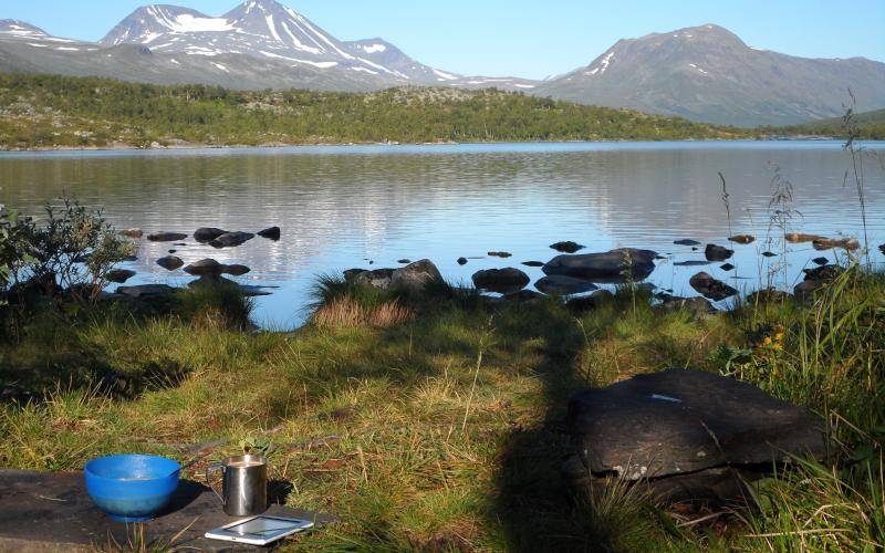 Perfektes Lese-Frühstück in Lappland